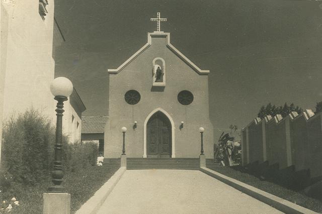 http://muspam.com.br/images/phocagallery/fotos_antigas/2955_capela do hospital em 1946.jpg